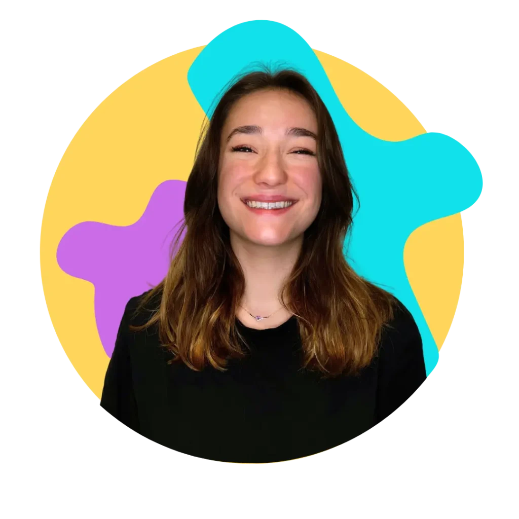 Margaux Raye, expert on the French system and culture at Dare&Go, smiling in front of a colorful background.