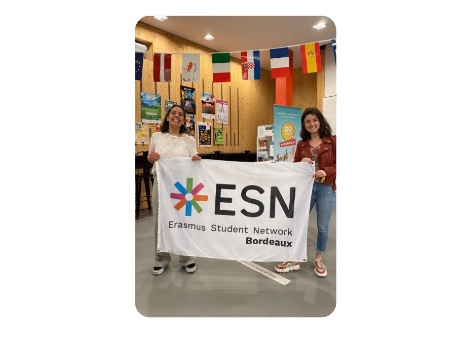 The founder of Dare&Go, Ludivine Bourgeoins, is holding a ESN flag with a member of ESN Bordeaux Team.